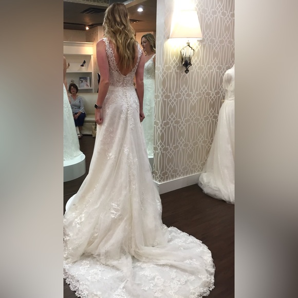 NEVER WORN 2019 Pronovias Malma Wedding Dress with Cathedral Veil Included - Picture 4 of 11